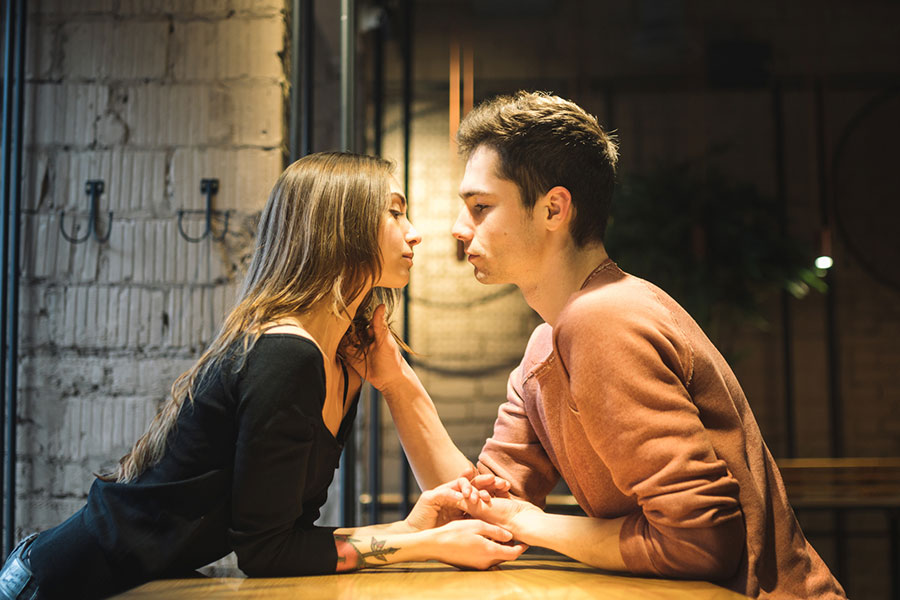 5 Ways Guys Blow The First Kiss Plus How Not To Girls Chase